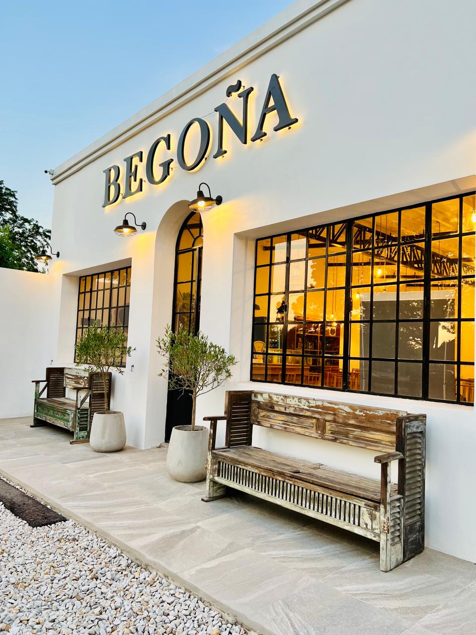 Fachada y exteriores de Begoña